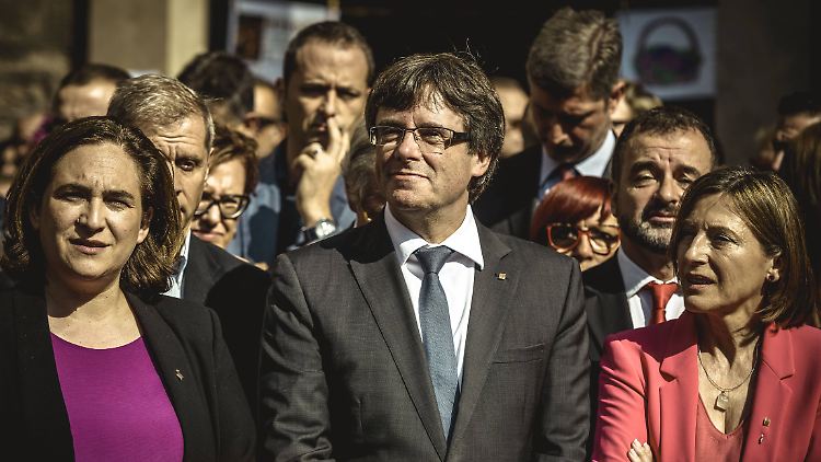 Colau (l.) mit dem katalanischen Regionalpräsidenten Carles Puigdemont.