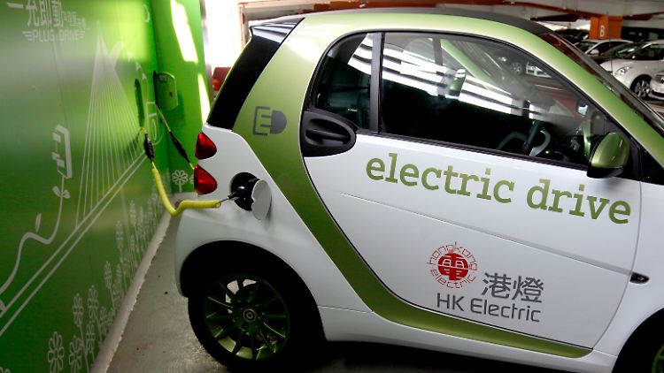 Ein Elektroauto von Smart tankt in Hongkong auf - China will mehr E-Autos auf die Straße bringen.