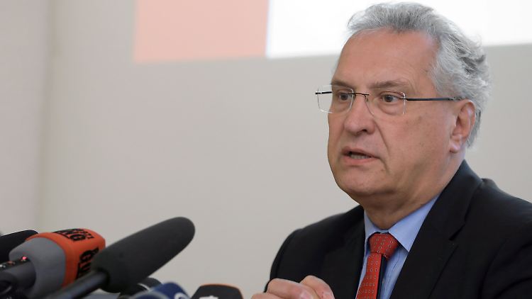Bayerns Innenminister Joachim Herrmann sagt, "Reichsbürger" hätten "eine alarmierende Nähe zu Waffen".