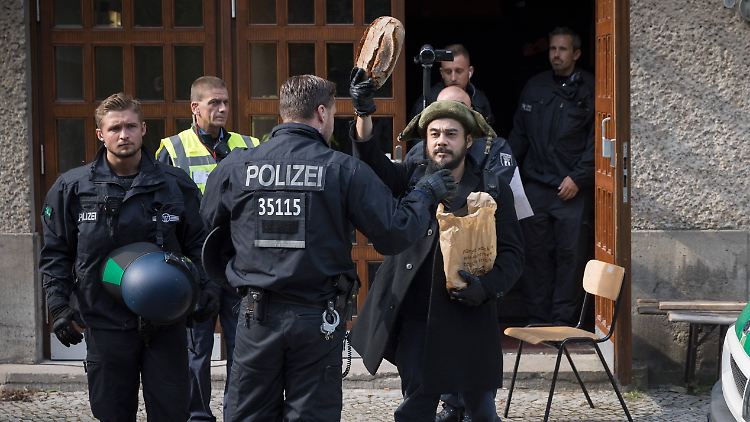 Diejenigen, die die Volksbühne nicht verlassen wollten, brachte die Polizei schließlich nach draußen.