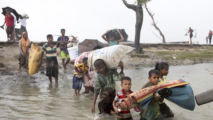 Rohingya fliehen mit Hab und Gut Richtung Bangladesch.