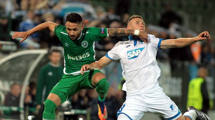 Hoffenheims Pavel Kaderabek wird von Ludogorez' Wanderson gestoppt.