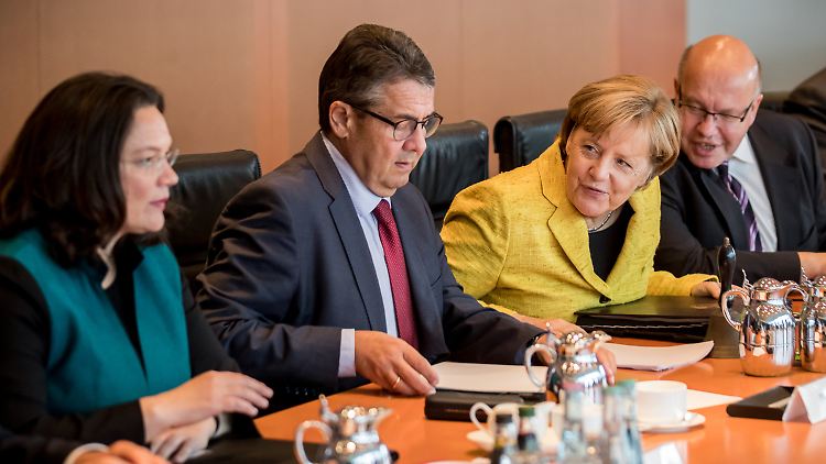 Die alte Bundesregierung ist noch im Amt. Die ersten Mitglieder sind wegen neuer Aufgaben bereits ausgeschieden.