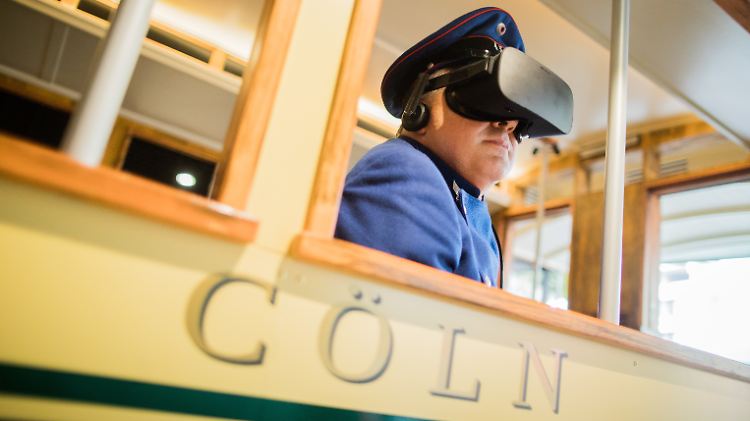 Straßenbahnfahrer mit VR-Brille im Nachbau einer historischen Straßenbahn. Ab dem 30. September kann man eine virtuelle Zeitreise in das Köln um 1910 machen.