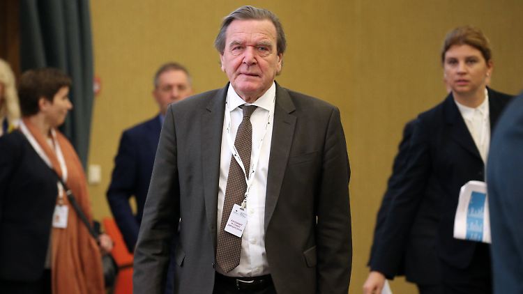 Gerhard Schröder schiebt die Kritik im eigenen Land beiseite.