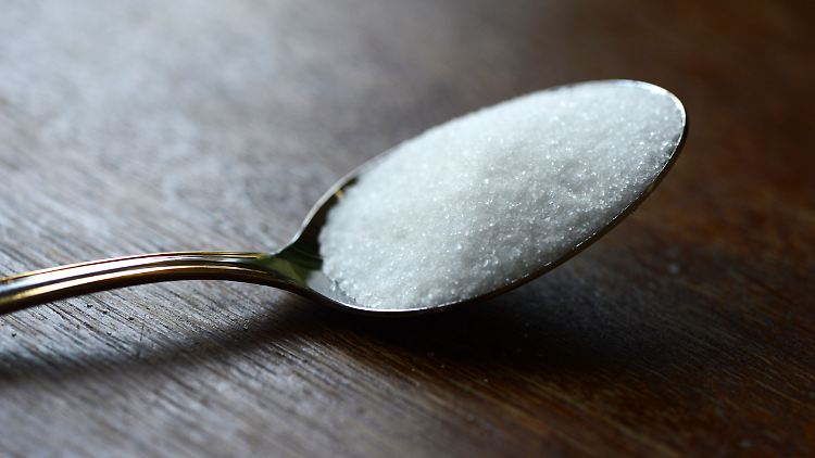 Der weiße Haushaltszucker wird aus Zuckerrüben oder Zuckerrohr hergestellt. 