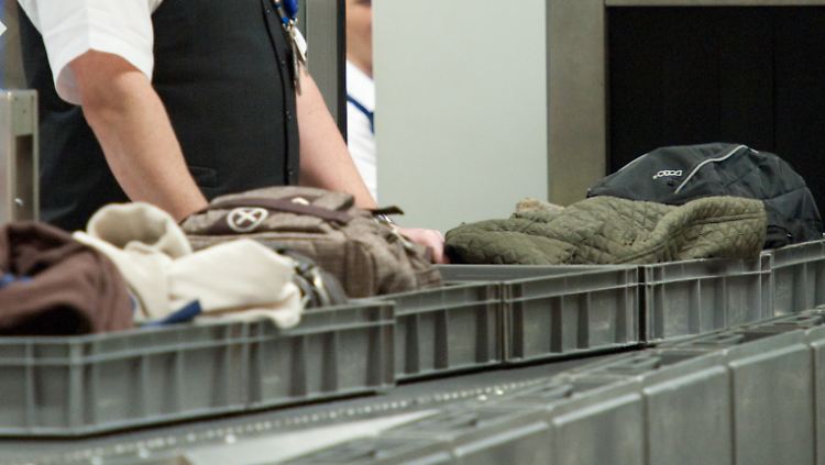 Flugreisende in die USA sollten laut Lufthansa mindestens anderthalb Stunden früher am Schalter sein.