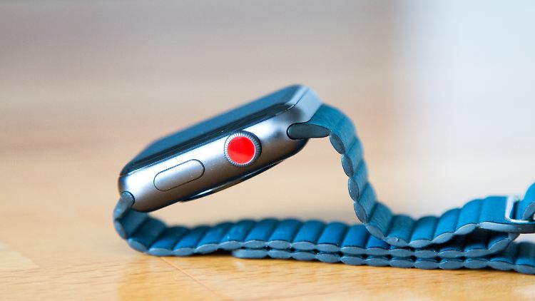 Die Apple Watch 3 mit eSIM erkennt man am roten Punkt auf der Krone.