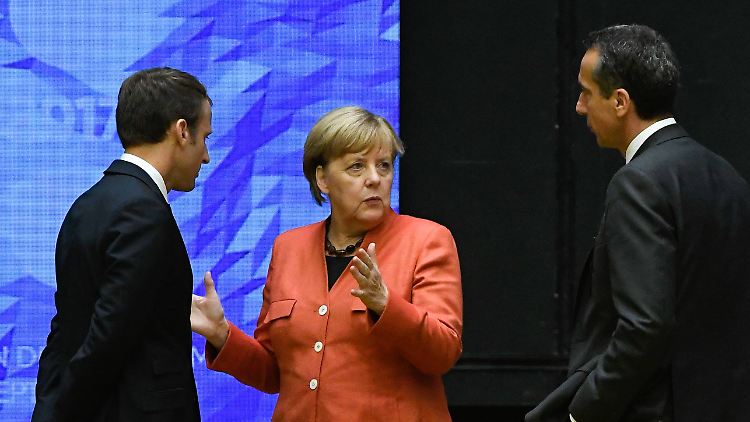 Angela Merkel in Tallinn, hier im Gespräch mit Frankreichs Staatspräsident Emmanuel Macron (l.) und dem österreichischen Bundeskanzler Christian Kern.