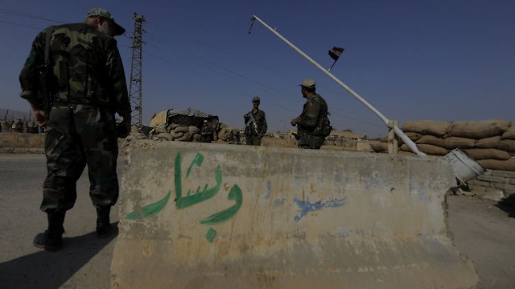 Syrische Soldaten an einem Kontrollpunkt bei Deir Essor.