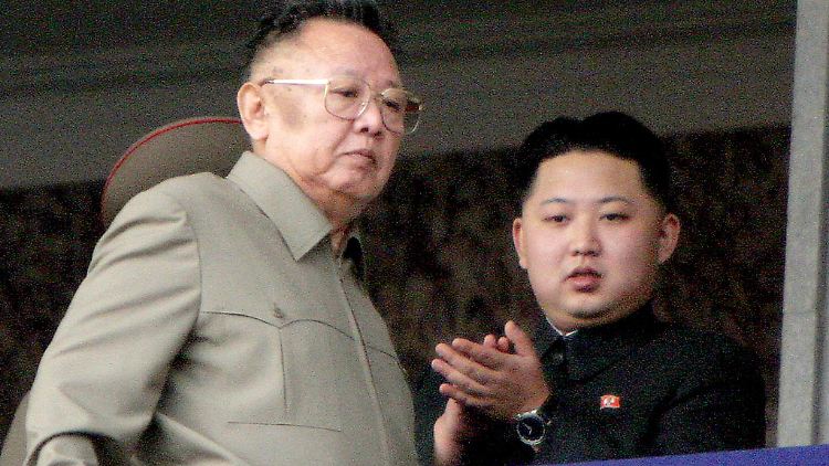 Kim (l) rückt seinen Sohn Kim Jong Un (r) immer häufiger ins rechte Licht.
