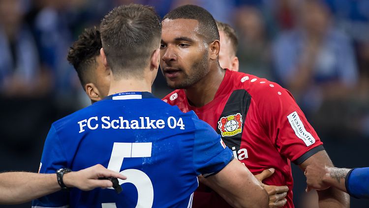 Kleiner Disput zwischen Schalkes Matija Nastasic und Leverkusens Jonathan Tah.