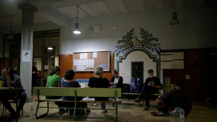 In diesem Wahllokal in Barcelona wollen die Menschen bis Sonntag ausharren, damit die Polizei den Abstimmungsort nicht schließen kann.