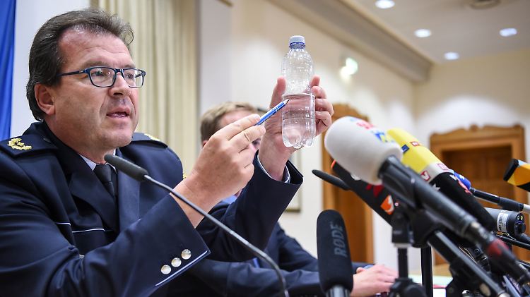 Polizeivizepräsident Stürmer demonstriert, wie viel Ethylenglykol der Verdächtige mutmaßlich verbraucht hat.