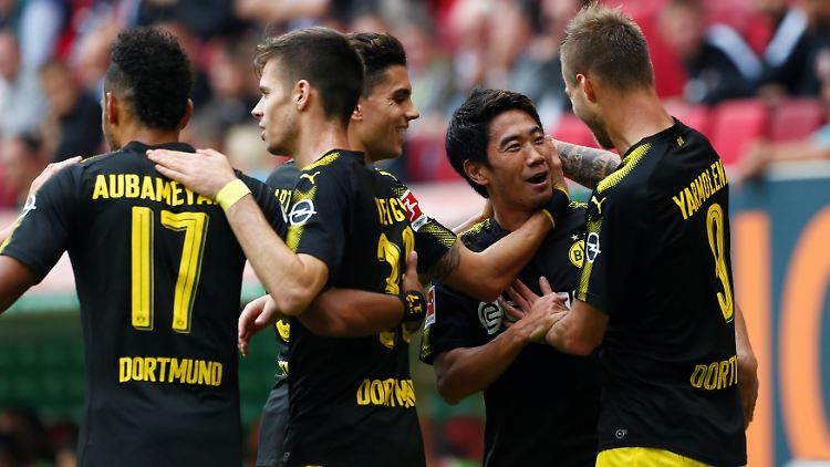 Shinji Kagawa (2.v.r.) ist seit heute der treffsicherste Japaner in der Bundesliga.