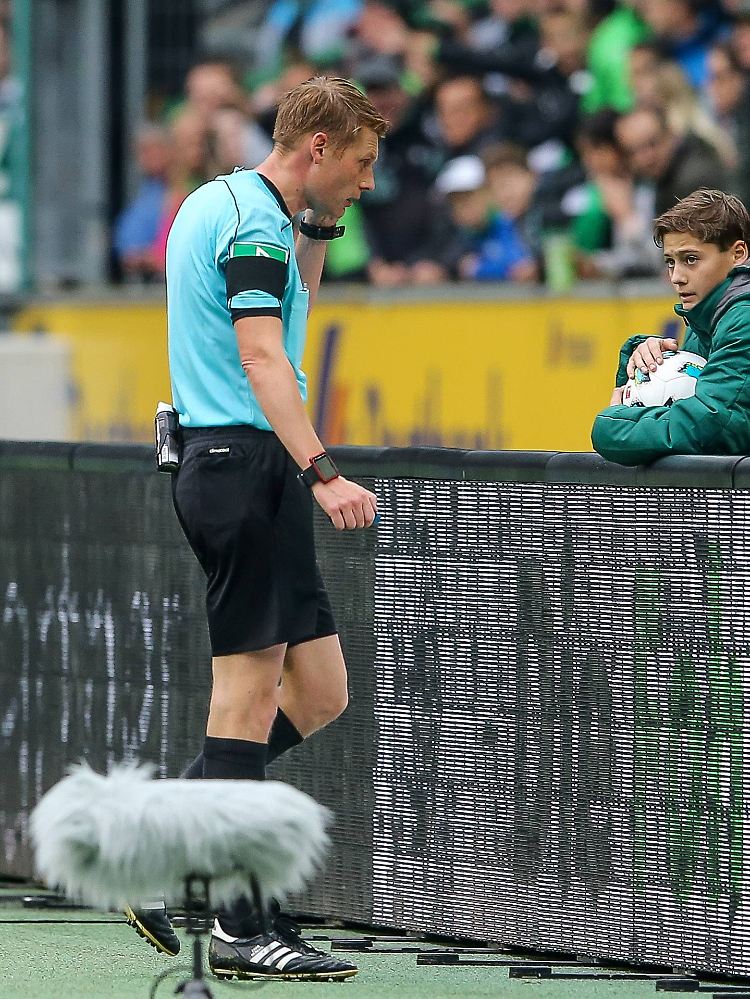 Schiedsrichter Christian Dingert fragt bei seinem Assistenten nach - und gibt den Elfmeter.