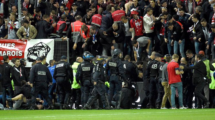 Helfer versorgten die gestürzten Fans.
