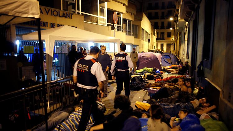 Eltern campieren vor einer Schule in Barcelona, die als Wahllokal dienen soll. Die Polizei greift bislang nicht ein. 