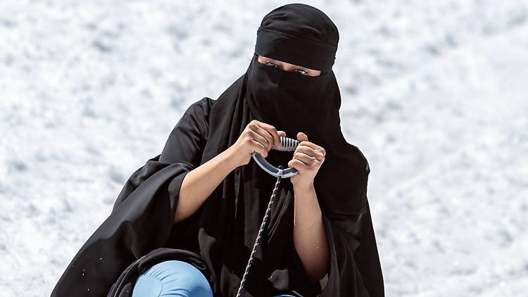 Touristinnen, die ihr Gesicht nicht zeigen wollen, müssen in Österreich mit Geldstrafen rechnen. 