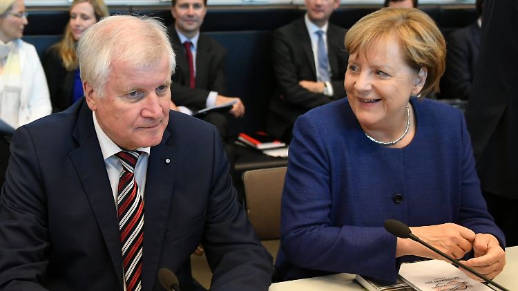 CSU-Chef Seehofer sehen die Parteianhänger deutlich kritischer als die Kanzlerin.