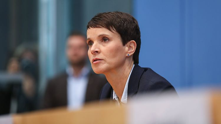 In der AfD finde eine regelrechte Hexenjagd aufg ihre Anhänger statt, sagt die ehemalige Vorsitzende der Partei, Frauke Petry.