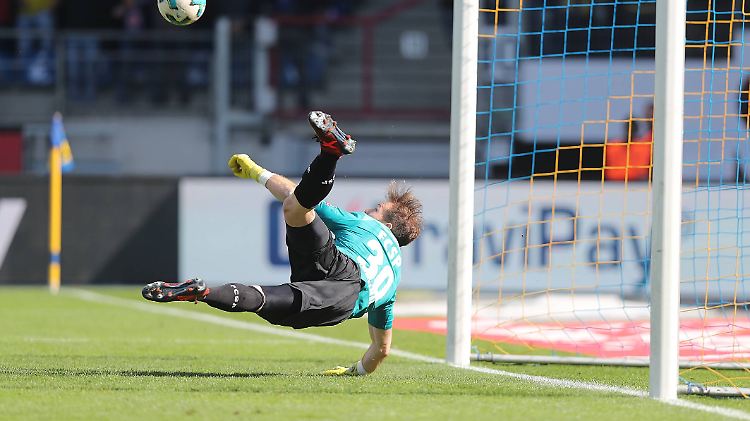 Flieg Junge, flieg: Pauli-Keeper Robin Himmelmann frustrierte mit seinem Top-Paraden die Angreifer von Eintracht Braunschweig. 