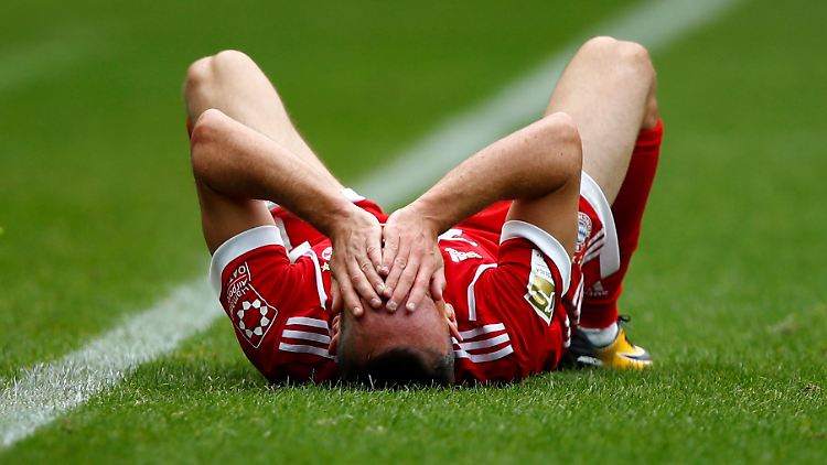 Franck Ribéry trat im Vollsprint auf den Ball und verletzte sich dabei womöglich schwer.