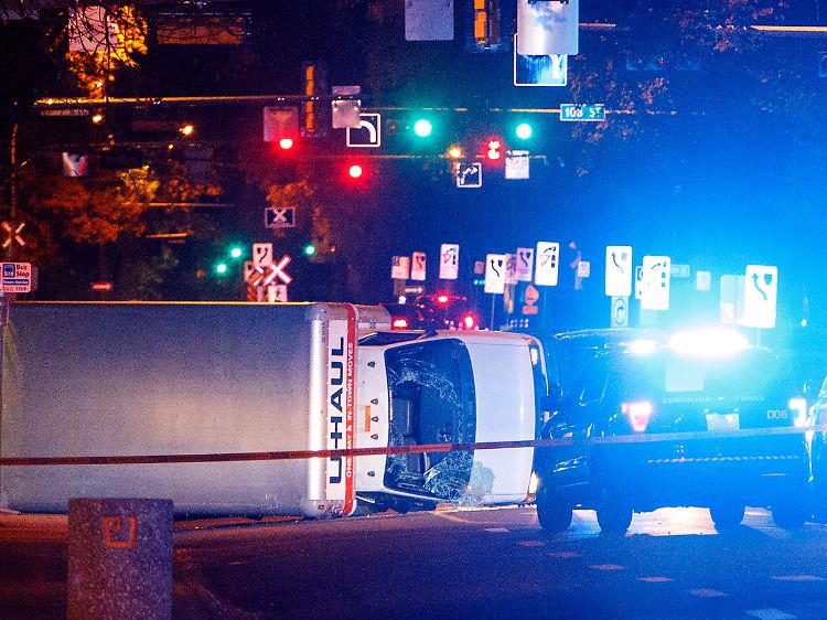 Die Flucht endete im umgestürzten Miet-Lkw: Die Polizei kann den mutmaßlichen Attentäter festnehmen.