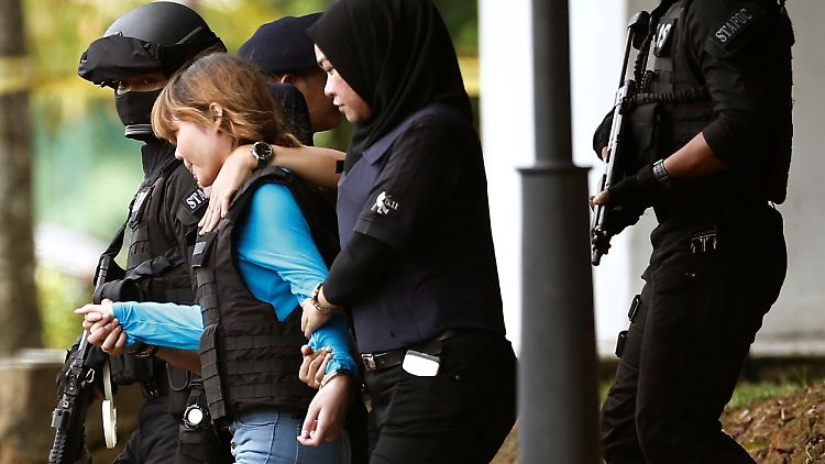 Mit schusssicherer Weste werden die Angeklagten dem Richter vorgeführt. 
