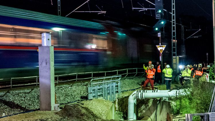 Die ersten Züge rollen am frühen Morgen über die Baustelle. 