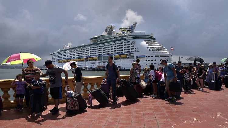 Bewohner in San Juan (Puerto Rico) am Hafen: Mit Kreuzfahrtschiffen wollen sie nach Hurrikan "Maria" von der Insel Richtung US-Festland fliehen. (Bild vom 28. September)