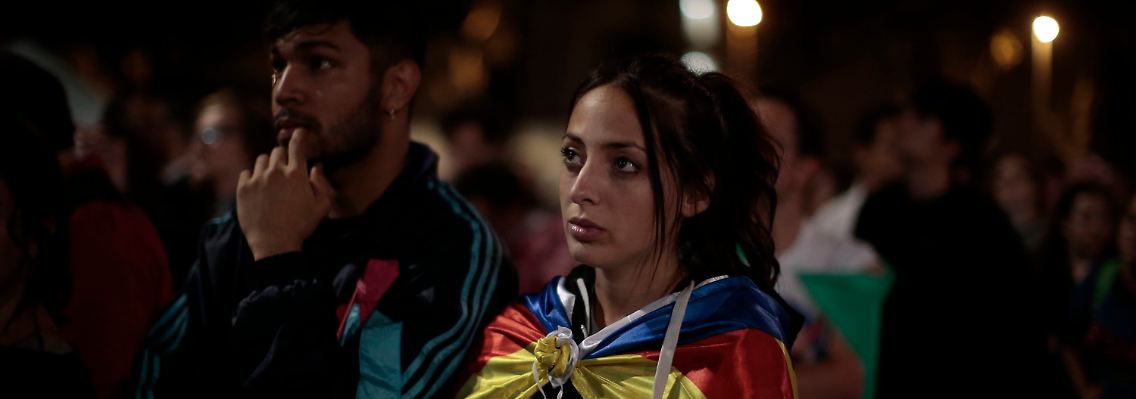 Historischer Tag in Katalonien: In die Farben Kataloniens gehüllt, erwartet diese Befürworterin der katalanischen Unabhängigkeit das Auszählungsergebnis.