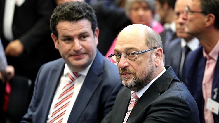 Schulz (r.) muss sich nach der Wahlschlappe wohl eher keine Sorgen um sein Amt machen.