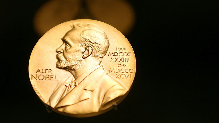 Nach Recherchen der NGO "Facing Finance" legt die Alfred-Nobel-Stiftung ihr Geld zu einem erheblichen Teil in Fonds an, die in Kohle, Tabak, Waffen und sogar Atomwaffen investieren.