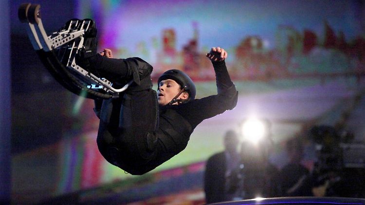 Im ersten Versuch war Samuel Kochs Sprung über einen fahrenden Pkw erfolgreich. Dann folgte sein schwerer Sturz.