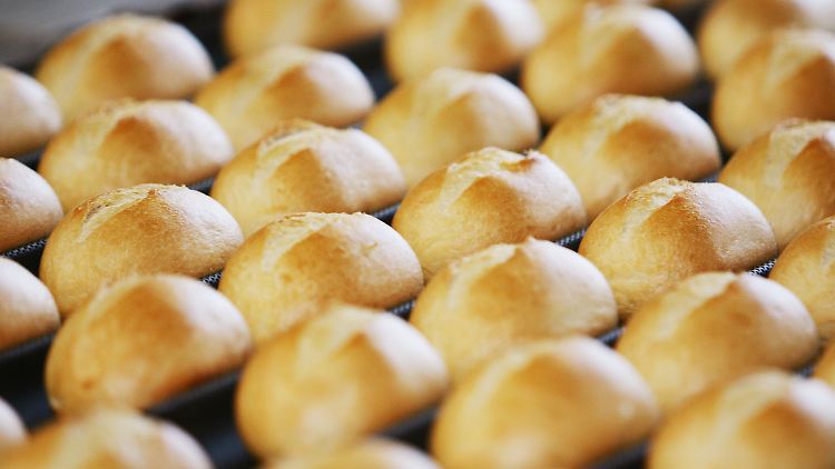 Stellt eine Firma Brötchen für die Frühstückspause, ist das steuerrechtlich gesehen noch kein Sachbezug der Mitarbeiter und muss deshalb nicht versteuert werden.