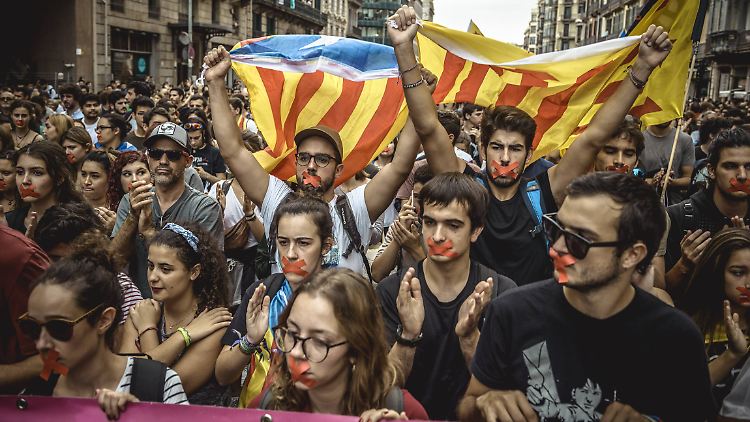 Mit einem Schweigemarsch protestierten Aktivisten in Barcelona gegen die Polizeigewalt am Sonntag.