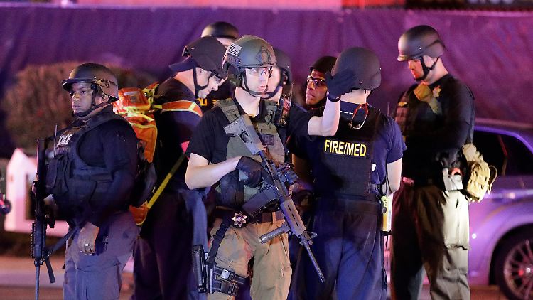 Bewaffnete Polizisten stehen in der Nähe des Tatorts in Las Vegas.