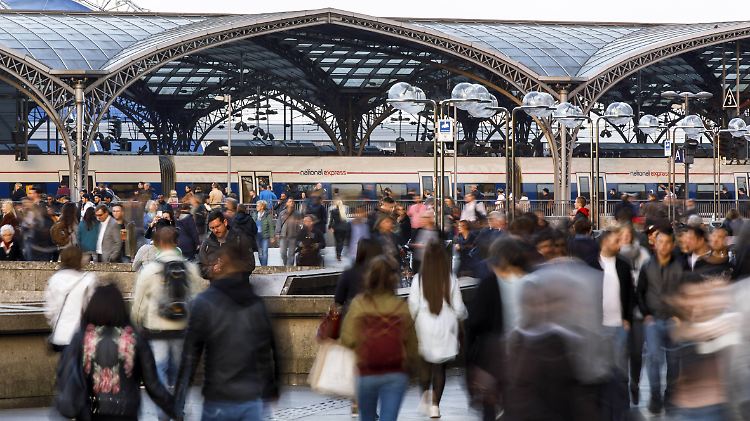 Dank des Wachstums wird es auch weiterhin Gedränge in deutschen Städten geben, so wie hier am Kölner Hauptbahnhof.