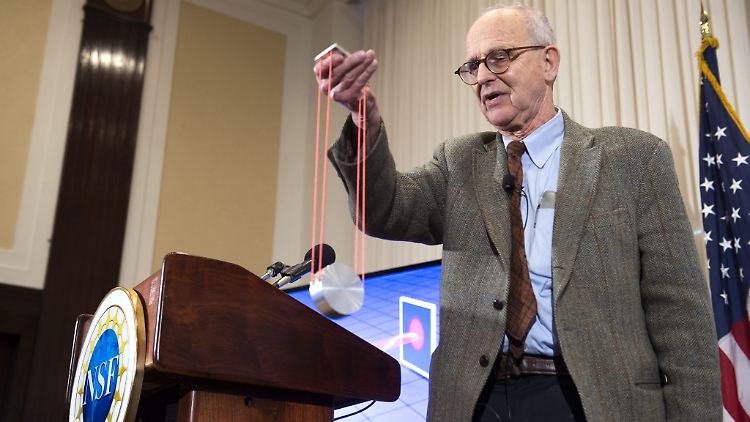 Rainer Weiss bei einer Pressekonferenz im Februar 2016, als er vom Nachweis der Gravitationswellen erzählt.