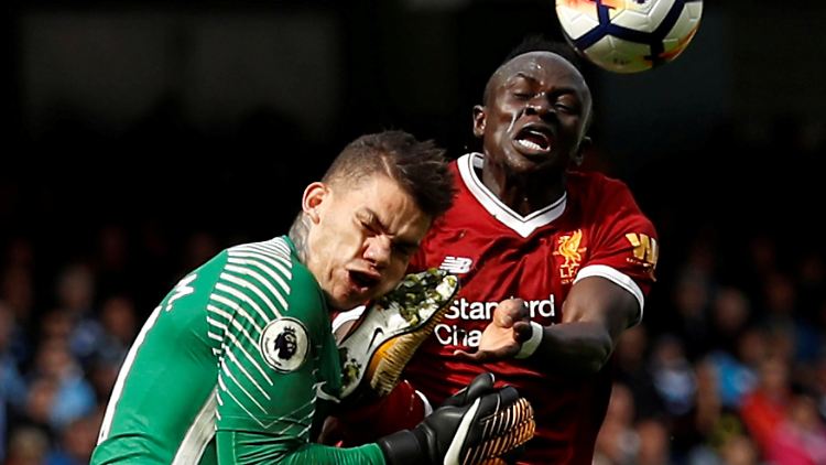 Das tat weh: Ederson trifft am 9. Septermber im Spiel gegen den Fc Liverpool auf Sadio Mané.