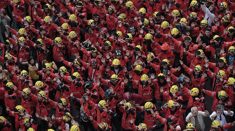 Feuerwehrleute schließen sich den Protesten gegen Polizeigewalt in Barcelona an.
