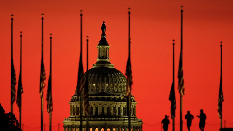 Vor dem Washingtoner Capitol hängen Flaggen wegen der Bluttat in Las Vegas auf Halbmast.