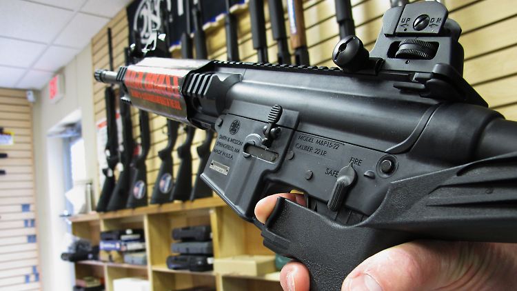 Der Schütze von Las Vegas nutzte eine automatische Waffe, die hier ein Verkäufer präsentiert.