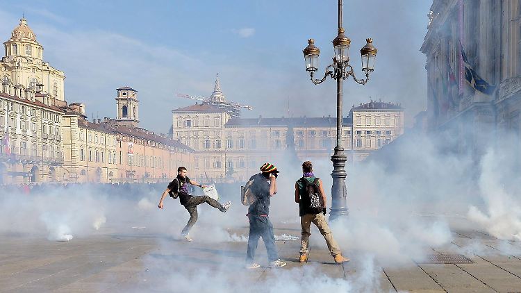 Jugendproteste 2014 in Turin aus Anlass des damaligen Job-Gipfels. 2013 hatten die EU-Staaten beschlossen, jedem arbeitslosen Jugendlichen eine Beschäftigung anzubieten. Bis heute ist wenig passiert.