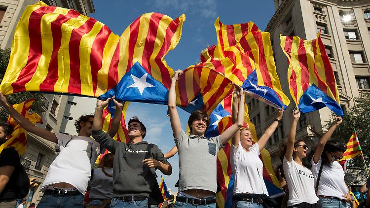 In Barcelona flattern in diesen Tagen sehr viele katalanische Fahnen - doch ein Ende der Krise ist nicht in Sicht.