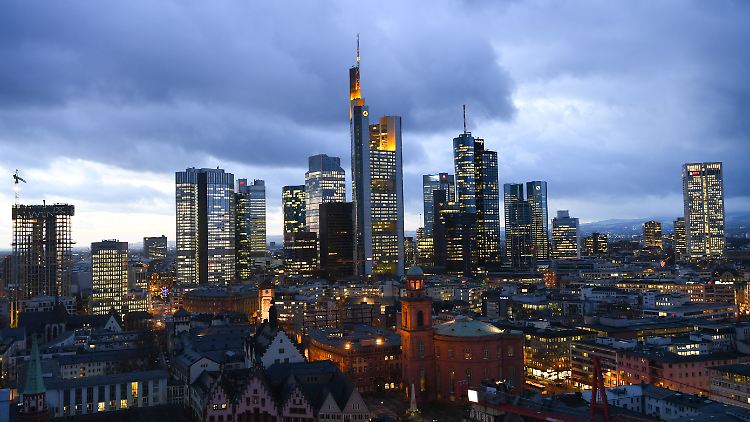 Mehrere Ex-Banker sowie ein aus Hessen stammender Rechtsanwalt sollen offenbar vor Gericht gebracht werden.