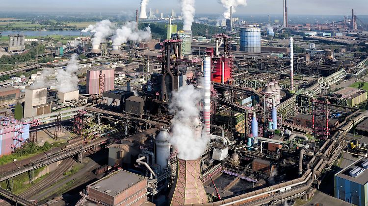 Blick auf das Thyssenkrupp-Stahlwerk in Duisburg-Bruckhausen.