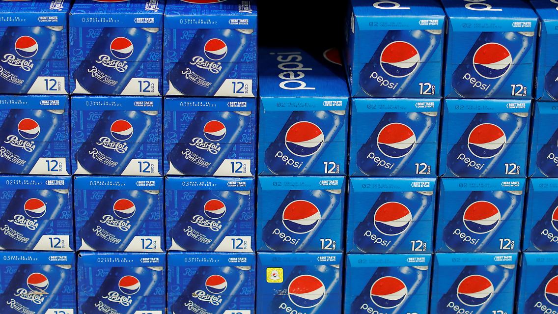 Weil immer mehr Verbraucher zuckerhaltige Softdrinks in den Regalen stehen lassen, setzt Pepsi verstärkt auf kalorienärmere Alternativen wie etwa aromatisiertes Sprudelwasser oder zuckerfreie Sportgetränke.