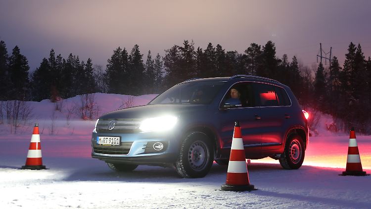 Insgesamt 32 Winterreifen hat der ADAC getestet.